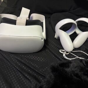 Oculus Standalone VR Headset with White Controllers and Straps